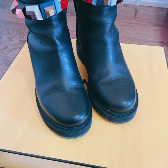 9.8/10 New Fendi Boots, 100% authentic. - Picture 4 of 10